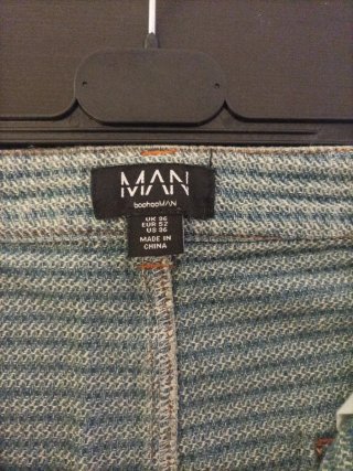 Pantalón BoohooMAN Estampado