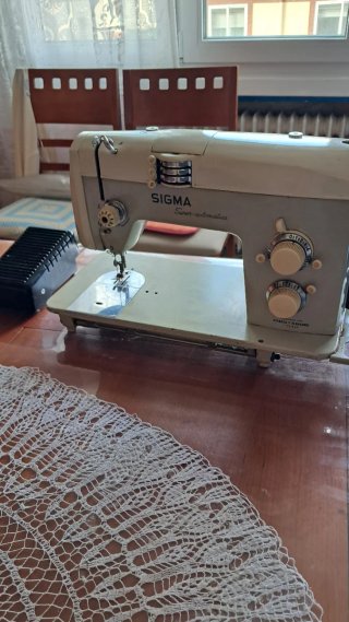 Máquina de coser antigua beige y negra