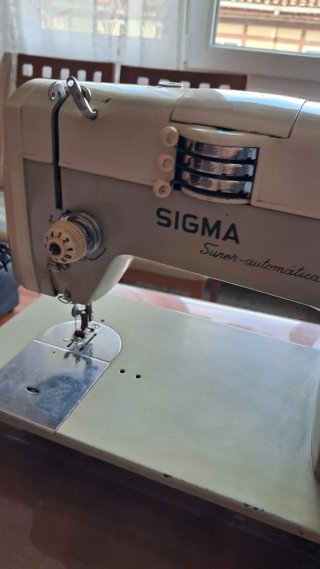 Máquina de coser antigua beige y negra