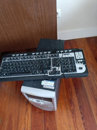 Ordenador antiguo y teclado BEEP