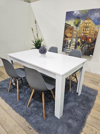 Mesa Blanca con 4 Sillas Grises