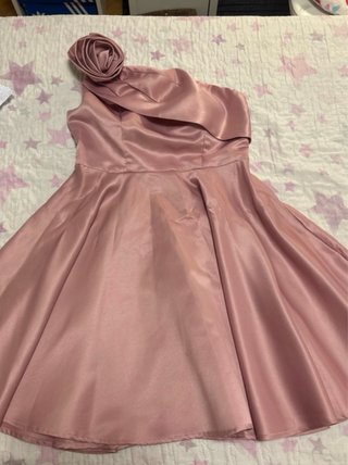 Vestido elegante rosa de un hombro