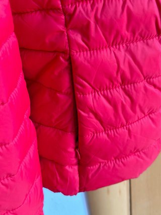 Chaqueta acolchada roja con capucha