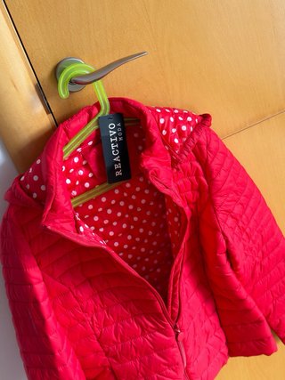 Chaqueta acolchada roja con capucha