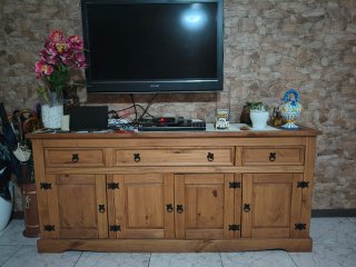 Taquillón de madera con 3 cajones y 4 puertas
