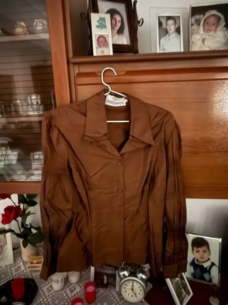 Traje Chaqueta Presen Rodríguez Marrón y blusa.