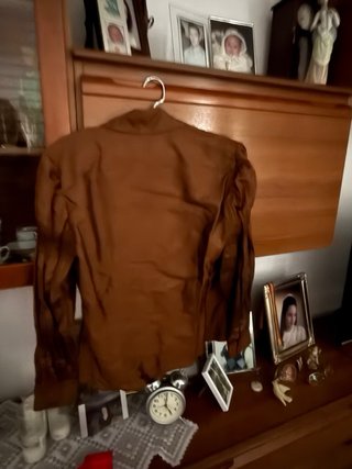 Traje Chaqueta Presen Rodríguez Marrón y blusa.