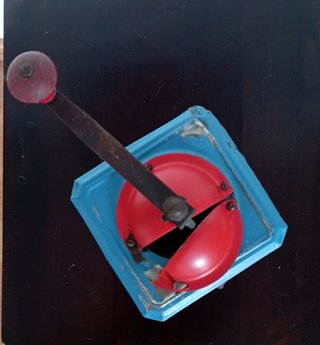 Molinillo de café Elma azul y rojo