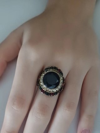 Anello vintage con pietra nera e oro