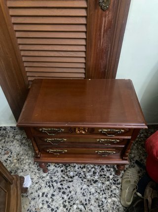 Mesita de noche clásica de madera