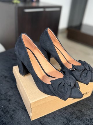 Zapatos negros con lazo y tacón ancho