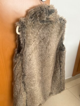 Chaleco pelo Bershka Talla S. Puesto una vez