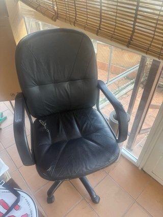 Sillón de oficina de piel negro leer bien