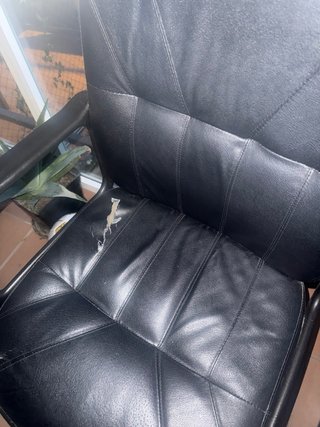 Sillón de oficina de piel negro leer bien