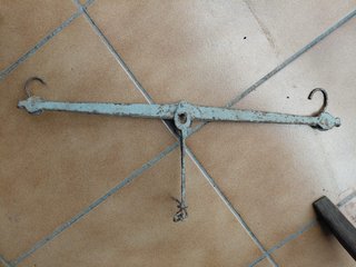 Brazo de balanza antigua de hierro macizo
