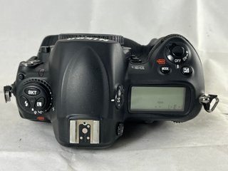 Cámara Nikon D3S con accesorios