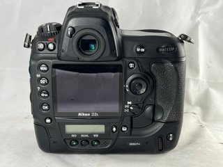 Cámara Nikon D3S con accesorios