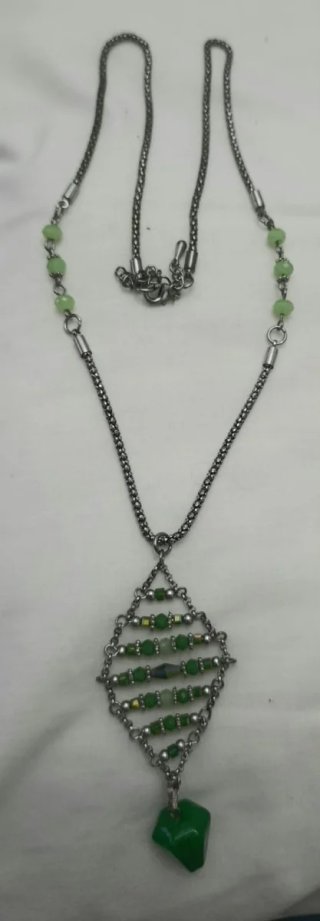 Collar plateado con colgante de piedras verdes