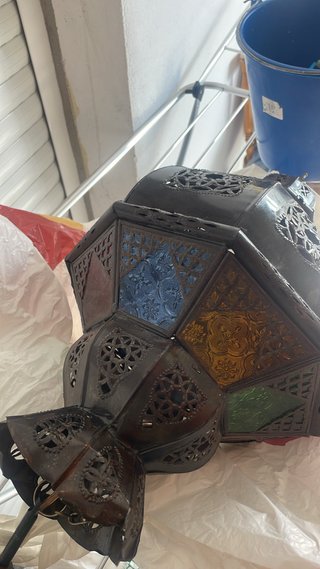 Lámpara de metal y cristal multicolor