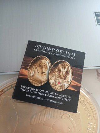 Moneta commemorativa Tutankhamun in bagno d'oro