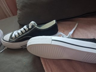 Zapatillas deportivas negras y blancas
