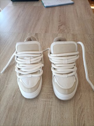 Zapatillas deportivas beige y blancas talla 40