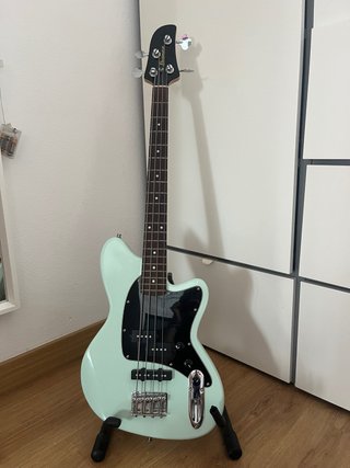 Bajo Ibanez de Escala Corta + funda fender