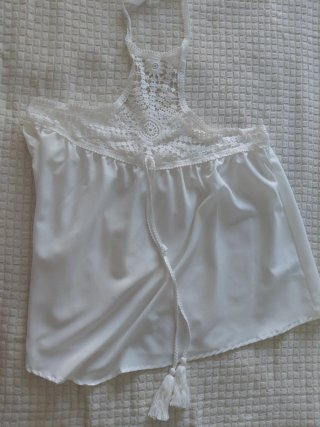 Blusa blanca con crochet y tiras