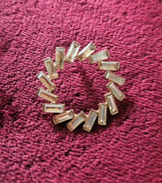 Pendientes de aro elegantes con cristales baguette