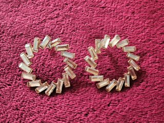 Pendientes de aro elegantes con cristales baguette