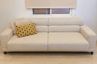 Sofá de 2 plazas beige y amarillo.
