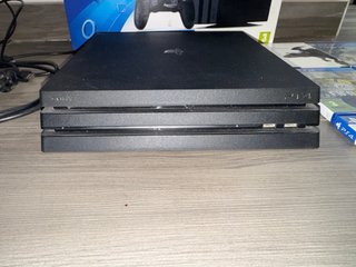PS4 Pro 1TB + 2 mandos + 6 juegos. Perfecto estado