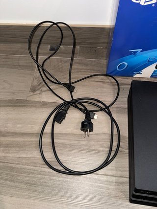 PS4 Pro 1TB + 2 mandos + 6 juegos. Perfecto estado