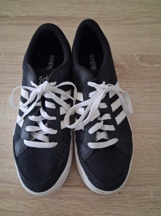 Zapatillas Adidas Negras y Blancas