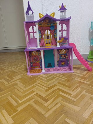 Castillo de muñecas rosa y morado