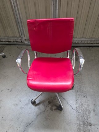 Silla de oficina roja y plateada Y Sillas naranjas
