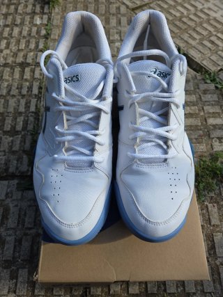Zapatillas de pádel Asics blancas y azules