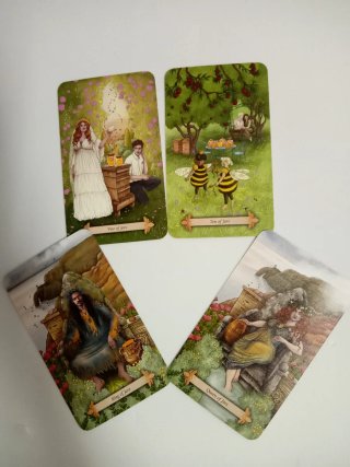 Bee Tarot - Kristoffer Hughes