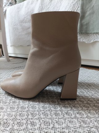 Botines tacón beige