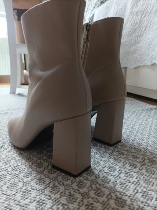 Botines tacón beige
