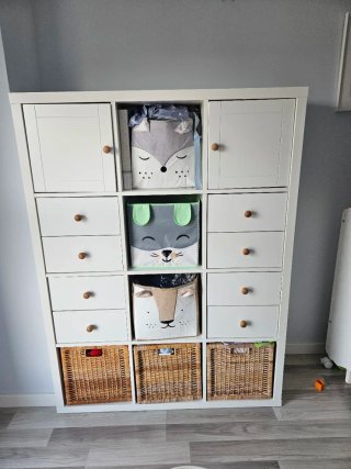 Mueble Kallax Ikea con cestas