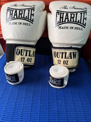 Kit de boxeo Charlie (Guantes Outlaw 12 oz + Venda