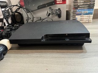 PS3 Slim 320GB + Volante + 2 Mandos + 14 Juegos