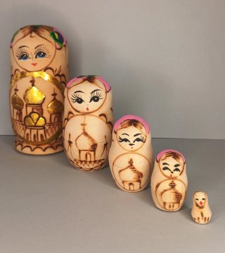 Set di 5 Matrioske in legno di tiglio dipinte a mano