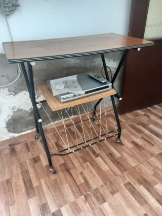 Se regala Mesa TV antigua madera y metal
