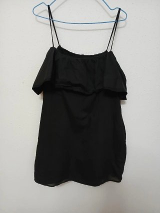 Vestido negro con volantes