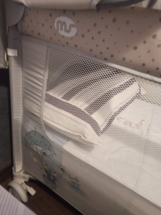 Cuna de viaje gris