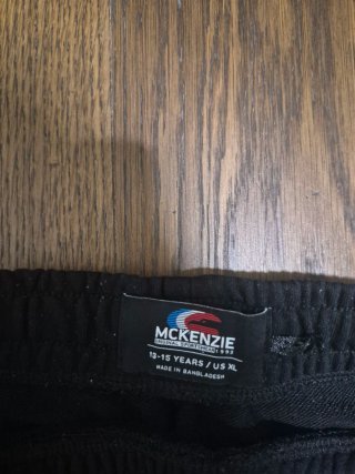 Camiseta McKenzie Blanca i pantalon negro