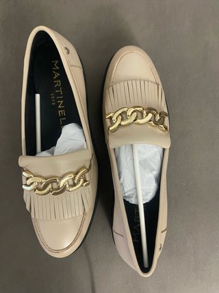 Zapatos Martinelli Beige con Cadena Dorada