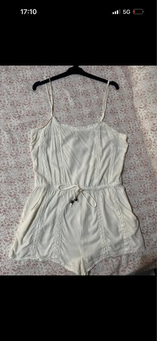 Mono blanco Stradivarius con encaje